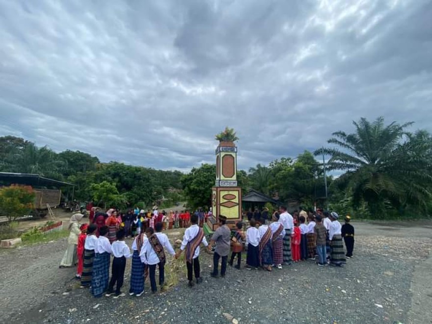 MEMPERINGATI HARI KARTINI, SISWA SD DI DESA KERTA BUMI KOMPAK MENGGENAKAN PAKAIAN ADAT NUSANTARA